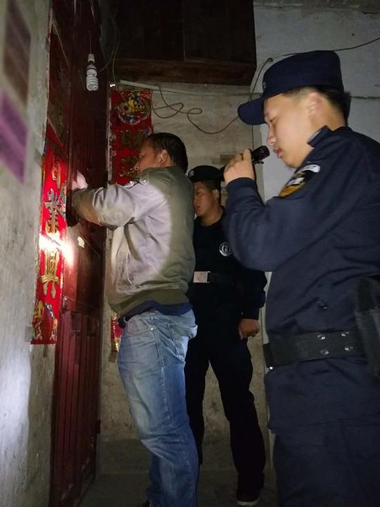 松原粗心妈妈误将幼女锁家中 