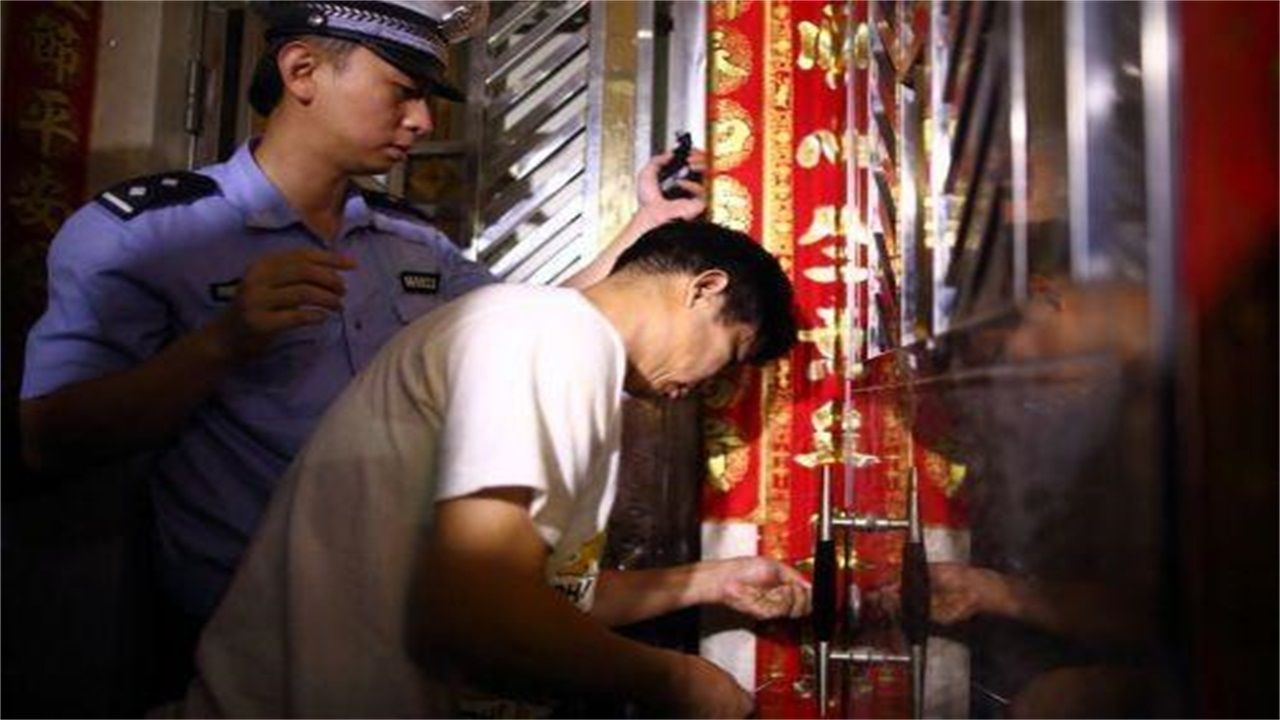 松原请开锁师傅开了锁后，师傅